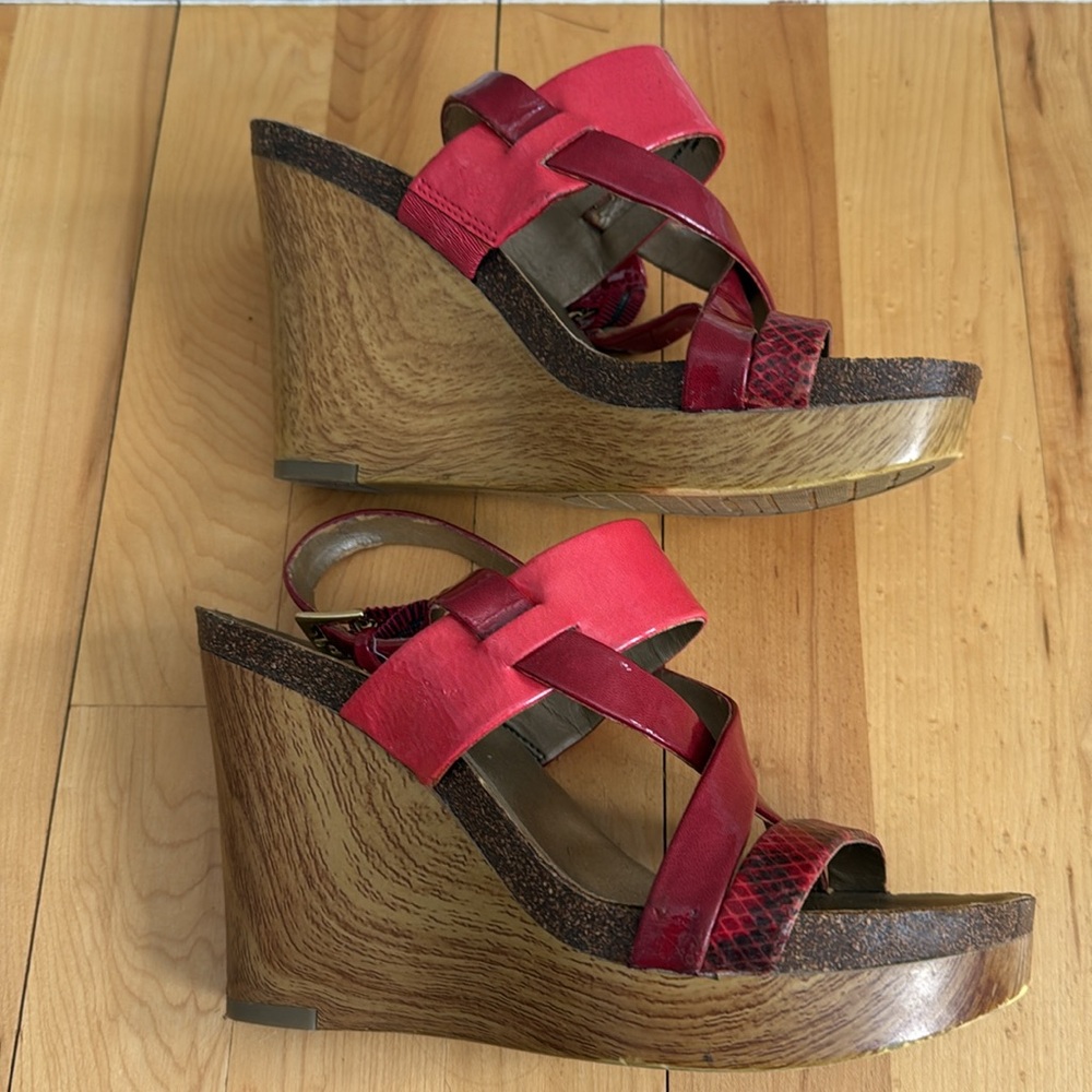 Bandolino Red Wedge Sandals
